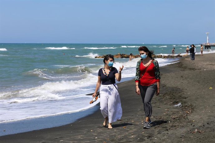 Mujeres con mascarilla en Ostia, cerca de Roma, Italia
