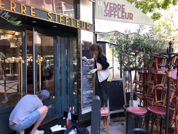 Trabajadores de una cafetería de París en plena pandemia.