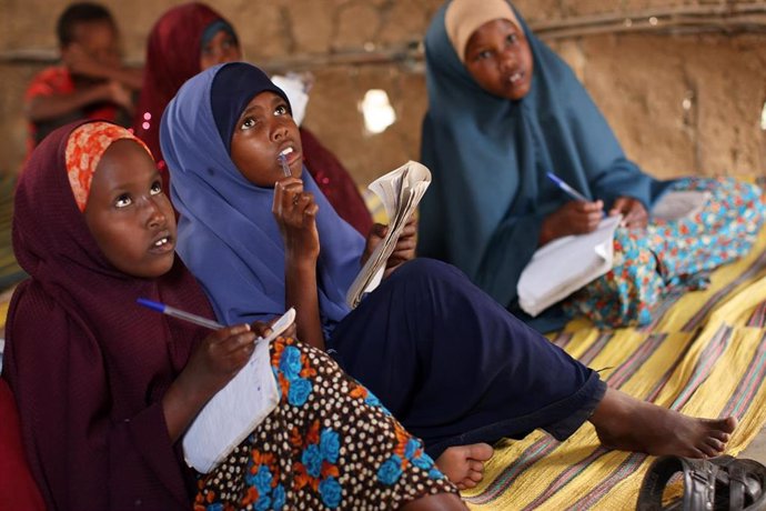 Niñas somalíes acuden a clase en una escuela en el campamento de refugiados de Dadaab, en Kenia