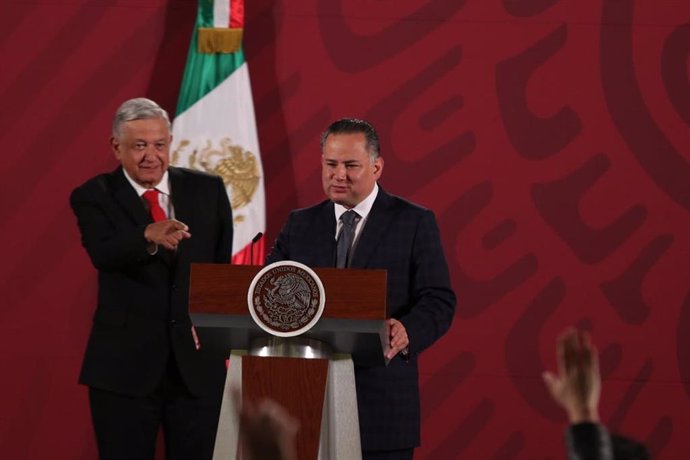 El presidente de México, Andrés Manuel López Obrador, y el jefe de la Unidad de Inteligencia Financiera (UIF) , Santiago Nieto.