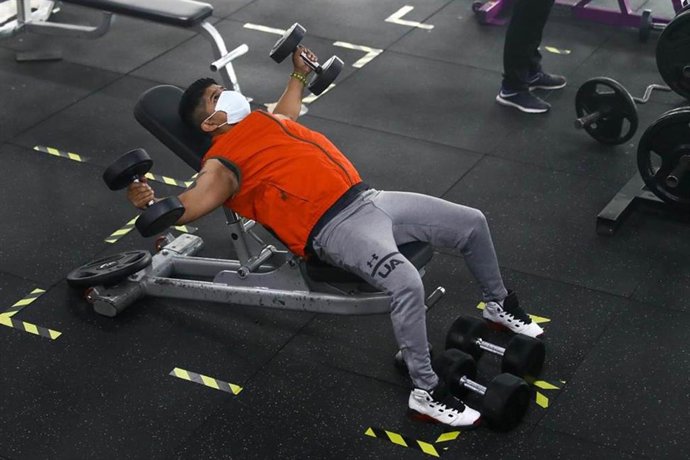 Trabajar el pecho con mancuernas da un mayor recorrido al movimiento, implica a más cantidad de fibras musculares, es ideal para la hipertrofia y corrige desequilibrios entre ambos pectorales.