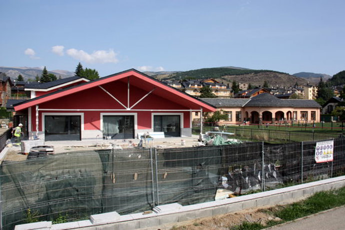 Pla general de les obres del nou edifici de l'escola de Llívia (Cerdanya), en la seva recta final, i on es veu el pati i les actuals dependncies al fons. Imatge del 17 de setembre de 2020 (Horitzontal).