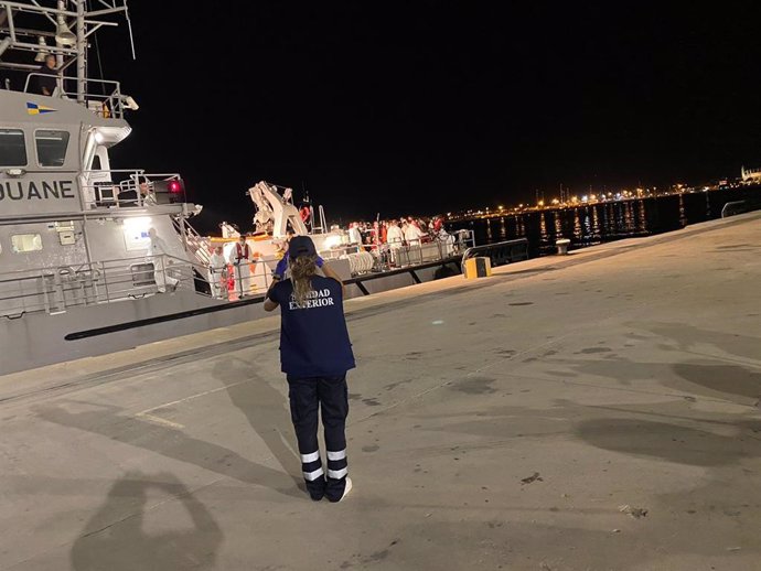 Llega a puerto la embarcación que traslada a los migrantes llegados a Mallorca