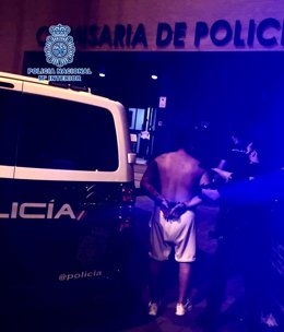 Imagen del detenido, custodiado por la Policía Nacional