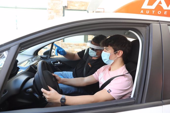 Un alumno haciendo una práctica de conducir durante la crisis sanitaria actual. 