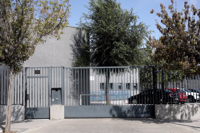 Puerta de acceso al centro de acogida municipal para personas sin hogar Puerta Abierta, en el distrito madrileño de Latina