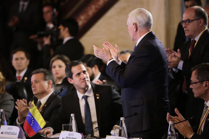 Juan Guaidó y Mike Pence
