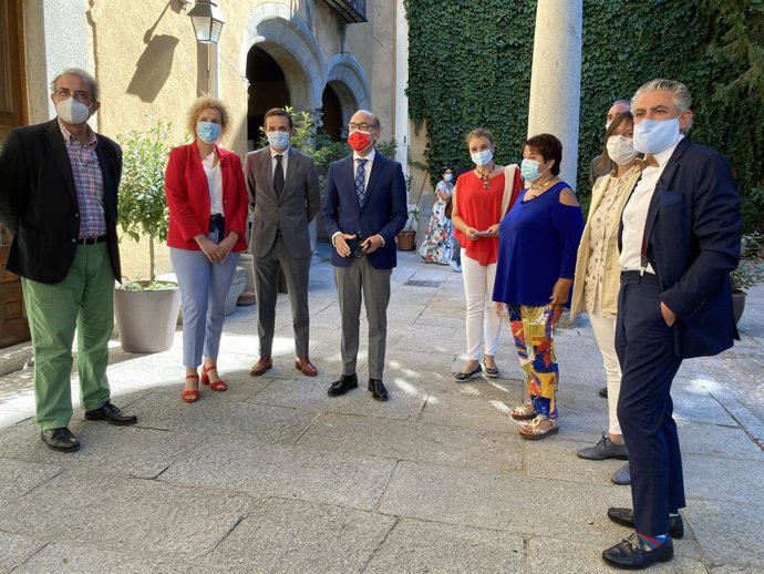 El consejero de Cultura y Turismo, Javier Ortega, junto a la directora de Titirimundi, Mariam Palma; la alcaldesa de Segovia, Clara Luquero; la Subdelegada del Gobierno, Lirio Martín, y el diputado provincial José María Bravo.
