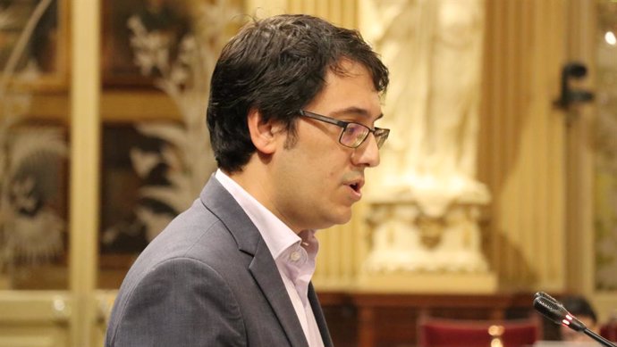 El conseller de Modelo Económico, Turismo y Trabajo, Iago Negueruela, en el pleno del Parlament.