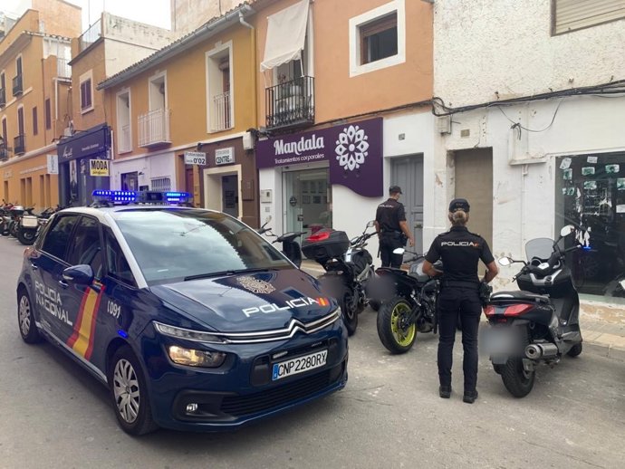 Dos agentes ante la vivienda desalojada en Dénia.