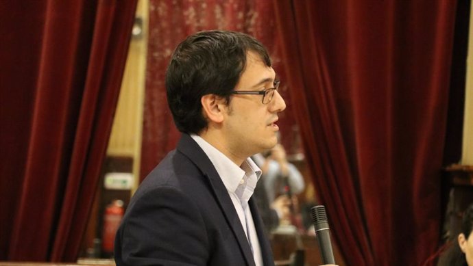 El conseller Iago Negueruela en el pleno del Parlament.