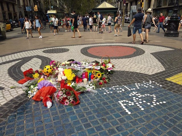 Objetos en La Rambla por el aniversario del atentado