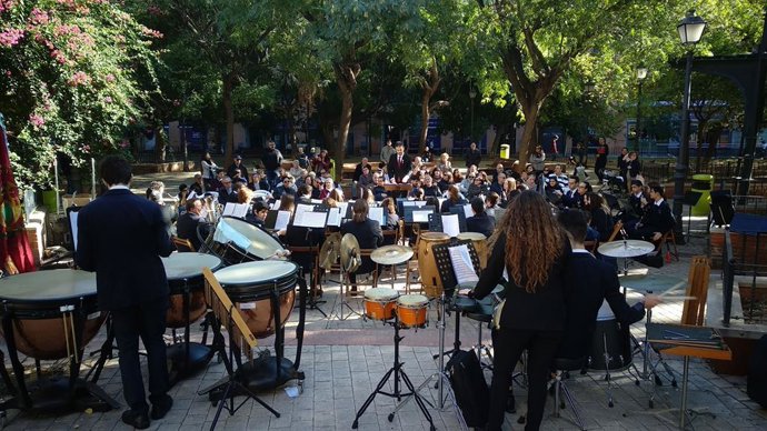 Actuación de una banda en imagen de archivo