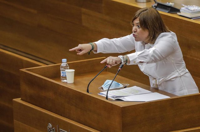 La presidenta del Partido Popular de la Comunidad Valenciana, Isabel Bonig, durante su intervención en el debate