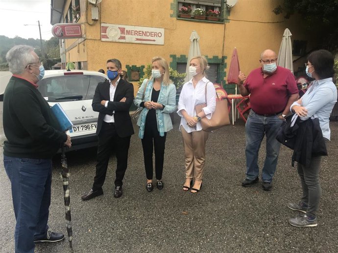 Los ediles de Vox en su visita a San Claudio.
