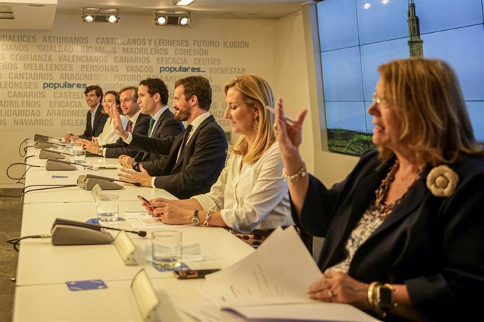 El presidente del PP, Pablo Casado, con miembros de su Ejecutiva. En Madrid (España), a 15 de julio de 2020.