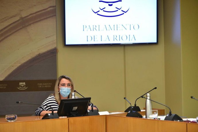 La consejera de Agricultura, Ganadería, Mundo Rural, Territorio y Población, Eva Hita, en la Comisión de Agricultura del Parlamento de La Rioja para tratar la nueva PAC y el proyecto de enorregión.