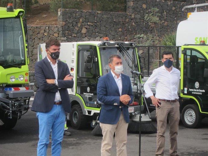 El concejal de Servicios Públicos del Ayuntamiento de Santa Cruz de Tenerife, Guillermo Díaz Guerra (i), y el alcalde, José Manuel Bermúdez, durante la presentación de los nuevos vehículos de limpieza y recogida de residuos
