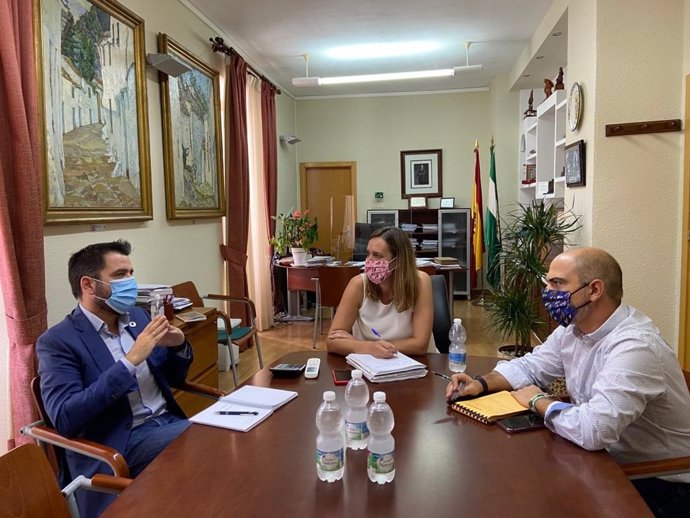 Reunión del delegado de Zona Franca, Fran González, y la alcaldesa de Ubrique, Isabel Gómez, en el municipio serrano