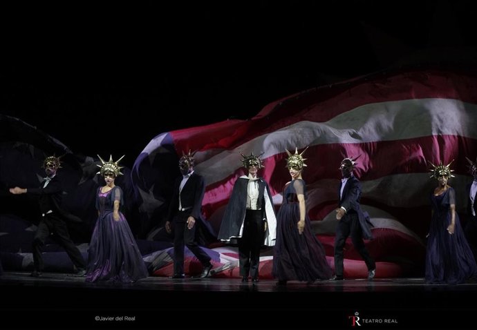Plano general de bailarines en el ensayo de 'Un ballo in maschera', en el Teatro Real