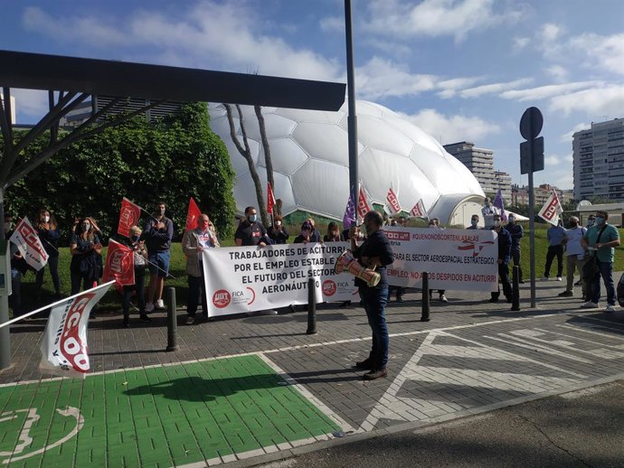 Trabajadores de Aciturri concentrados ante la Delegación del Gobierno en Valladolid.