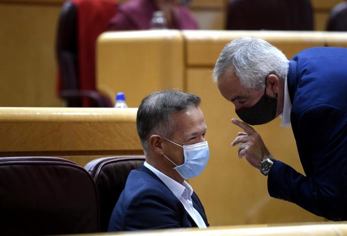 Los senadores del PSOE Ander Gil (i)  y César Mogo charlan durante un pleno en la Cámara Baja, en Madrid (España), a 9 de septiembre de 2020. Esta sesión es la continuación de la del día anterior, en la que se produjo la comparecencia del presidente del