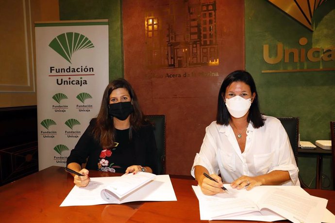 Ana Cabrera, responsable de Solidaridad Social y Educación de la Fundación Unicaja, y Victoria Marín, en representación de la asociación Altamar, en la firma del convenio para proyecto de ayuda básica