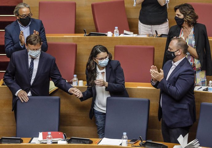 El presidente de la Generalitat valenciana, Ximo Puig (2i); y la vicepresidenta Mónica Oltra (c) a su llegada a Les Corts