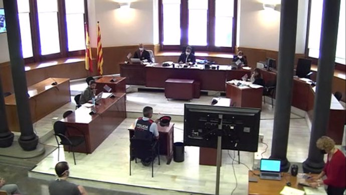 Captura de pantalla del vídeo del TSJC on es veu un mosso testimoni al judici del tall a la Ronda de Dalt del 8N mostrant la gorra per indicar a la fiscalia la mida de la taca d'oli que va veure. (Horitzontal)