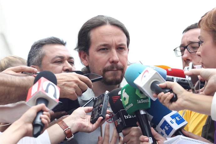 Pablo Iglesias recibe al colectivo de taxistas en la Puerta de los Leones del Congreso