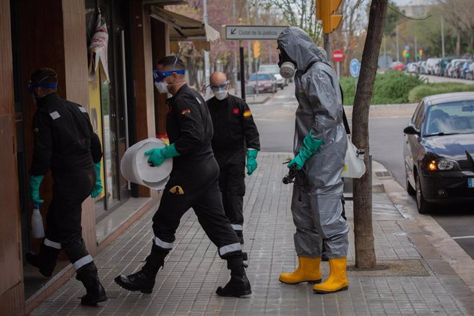 Militares de la UME preparados para la desinfección de la Residencia Santa Eulália durante uno de los días del estado de alarma y la crisis del coronavirus, en L'Hospital de Llobregat (Barcelona), a 3 de abril de 2020.