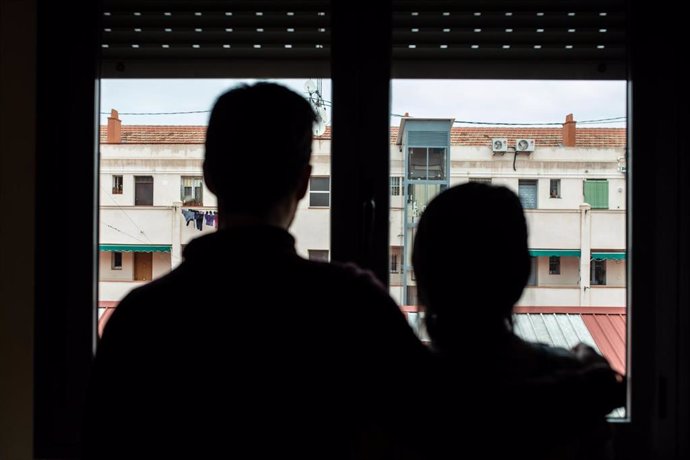 Jorge, actor, y Fernanda, profesora en su casa, después de que Sareb (Sociedad de Gestión de Activos procedentes de la Reestructuración Bancaria) haya pedido al juez el aplazamiento del desalojo de estas 18 familias de diferentes barrios de Madrid, en C