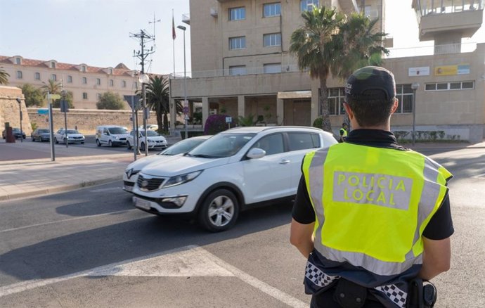 Un agente de Policía Local de Cartagena en un control