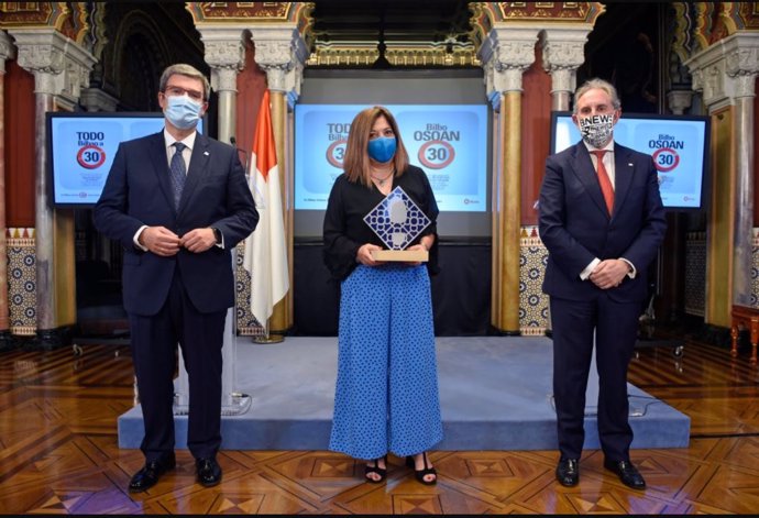 El alcalde de Bilbao, Juan Mari Aburto, y el concejal de Movilidad y Sostenibilidad, Alfonso Gil, con Esmeralda Merlo, Premio Paseante 2020