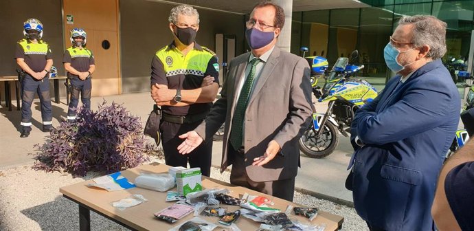 Cabrera muestra las mascarillas intervenidas