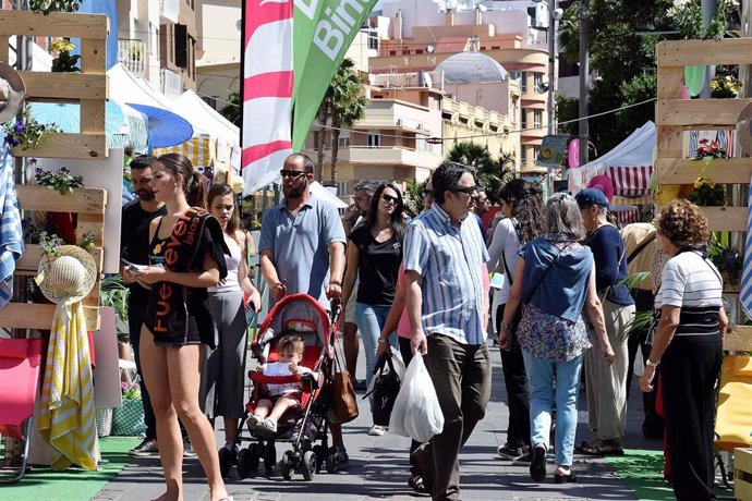 Gente paseando por la calle Valentín Sanz en una nueva edición de 'Ven a Santa Cruz'