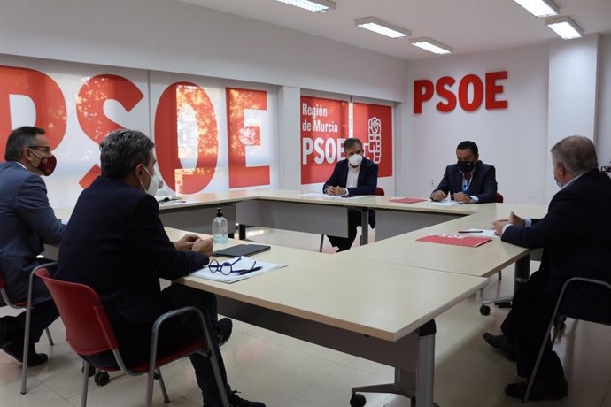 Fotografía del reciente encuentro celebrado entre CROEM y el PSRM-PSOE