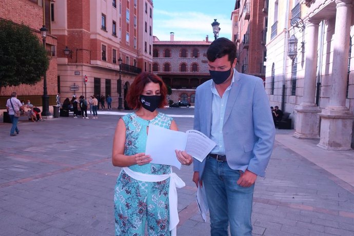 La alcalesa de Teruel, Emma Buj, y el portavoz del PP en el Ayuntamiento, Javier Domingo