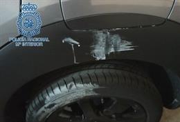Parte de los daños causados al coche por el individuo detenido en Dos Hermanas