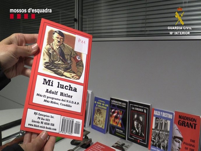 Material intervingut als dos detinguts per enaltiment del terrorisme racista a la Pobla de Cérvoles (Lleida) i al Campello (Alacant).