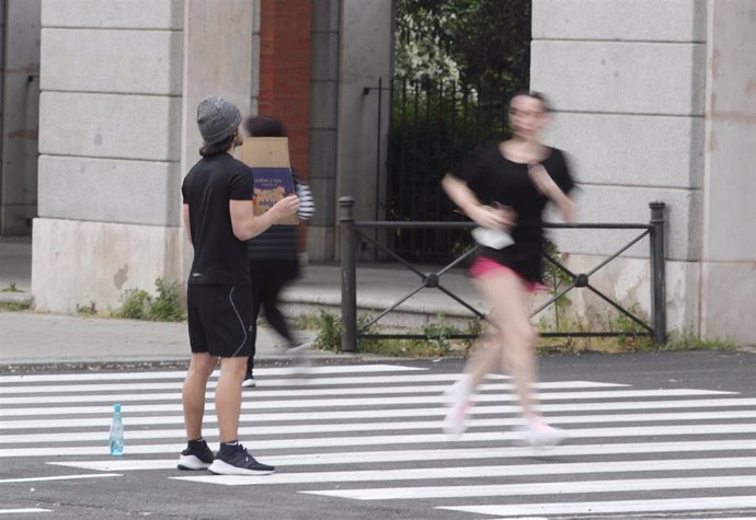 Una runner corre al lado de un hombre 