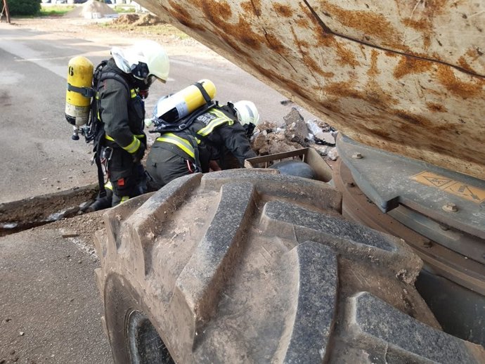 Los bomberos actúan en una fuga de gas en Los Corrales de Buelna
