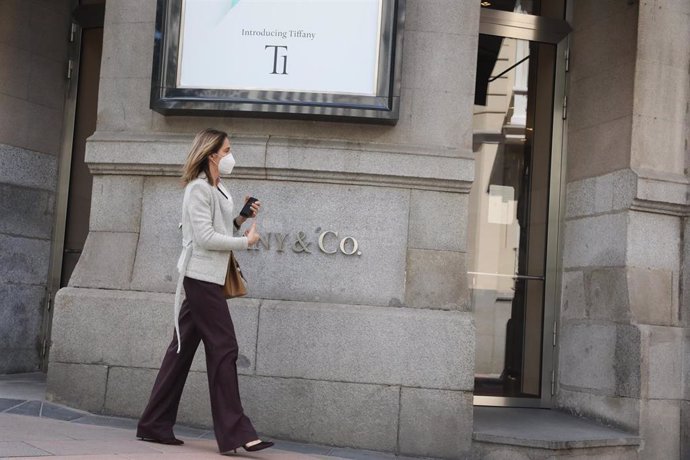 Una mujer pasa junto a la entrada de la tienda Tiffany de la calle José Ortega y Gasset, 10 de Madrid. Las ventas de compañía estadounidense de joyería retrocedieron un 45% entre febrero y abril, hasta 556 millones de dólares, ya que la empresa mantuvo 