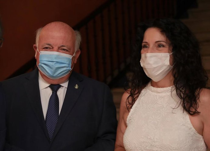 El consejero de Salud y Familias, Jesús Aguirre (i), junto a la consejera de Igualdad, Rocío Ruiz (d), en una foto de archivo