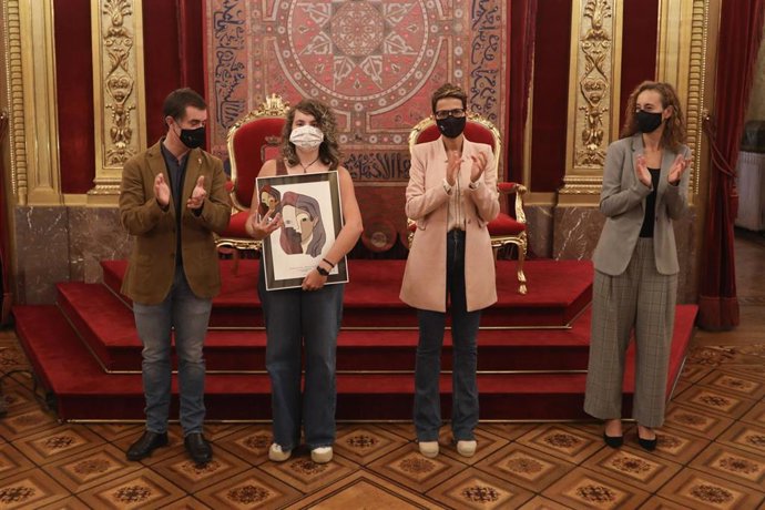 El consejero de Políticas Migratorias y Justicia, Eduardo Santos; la ganadora del premio Ixone Gil; la presidenta de Navarra, María Chivite, y la directora de Políticas Migratorias, Patricia Ruiz de Irizar