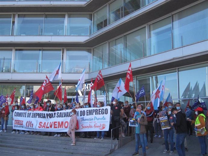 Decenas de trabajadores de la conservera Thenaisie Provote se concentran ante la Delegación Territorial de la Xunta en Vigo