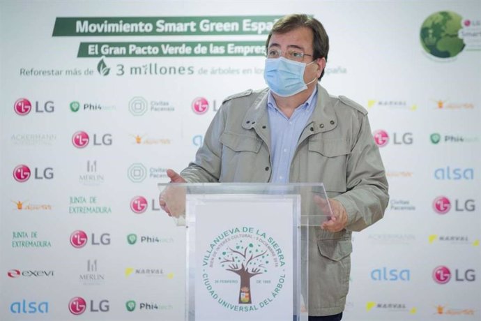 El presidente de la Junta de Extremadura, Guillermo Fernández Vara, en la firma del documento de adhesión al Convenio de Reforestación en Villanueva de la Sierra