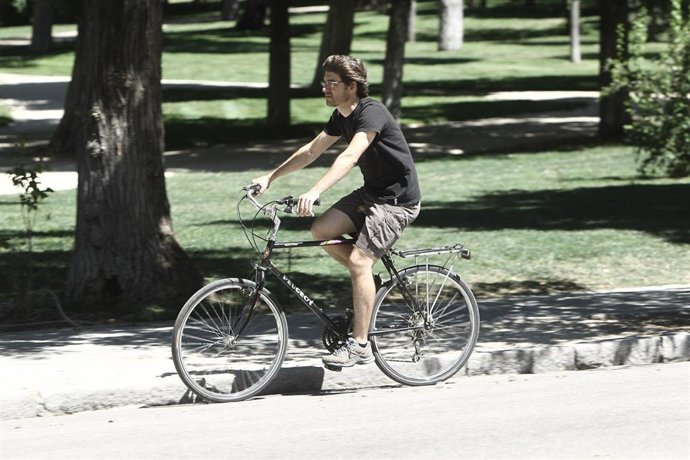 Recursos de gente en bici por un parque