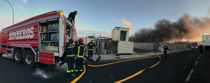 Bomberos de Las Palmas de Gran Canaria trabajando en el incendio de la recuperadora