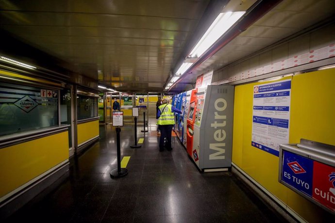 Una trabajadora en el metro de Ciudad Lineal, Madrid (España), a 21 de septiembre de 2020.